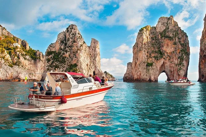 La meravigliosa Capri raggiungibile con gli aliscafi della Alilauro da Napoli e Ischia