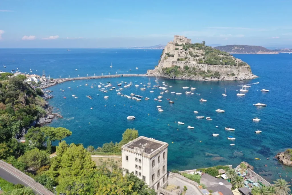 Aliscafi Alilauro collegano Ischia con Napoli Molo Beverello