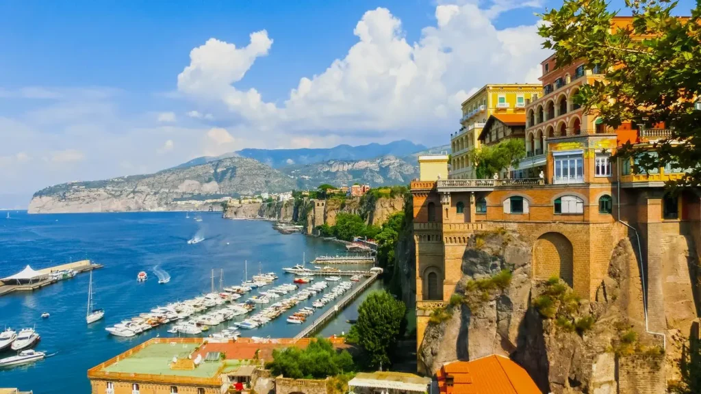 Ci sono collegamenti frequenti tra Sorrento e Napoli grazie agli aliscafi Alilauro