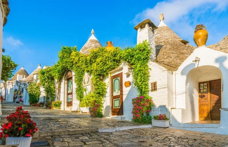 Il centro storico di Alberobello in Puglia con i suoi trulli tradizionali