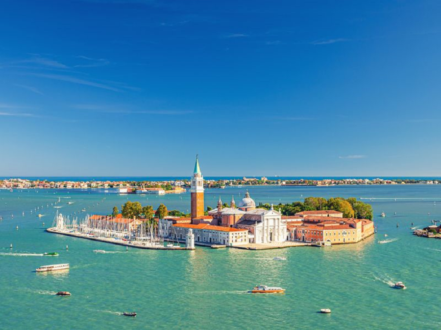 L'Isola di San Giorgio incastonata come una pietra preziosa nel cuore della laguna veneta