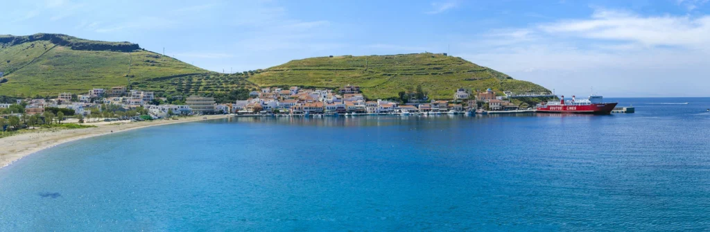 Il villaggio di Korissia, nell'isola di Kea, dove approda la nave Macedon della Gouots Lines