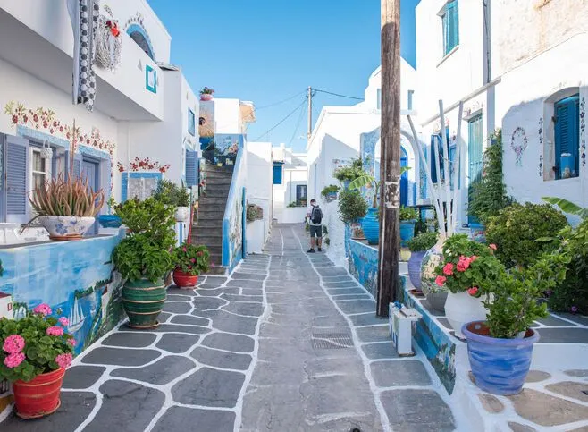 Per le vie strette e pittoresche di Kythnos