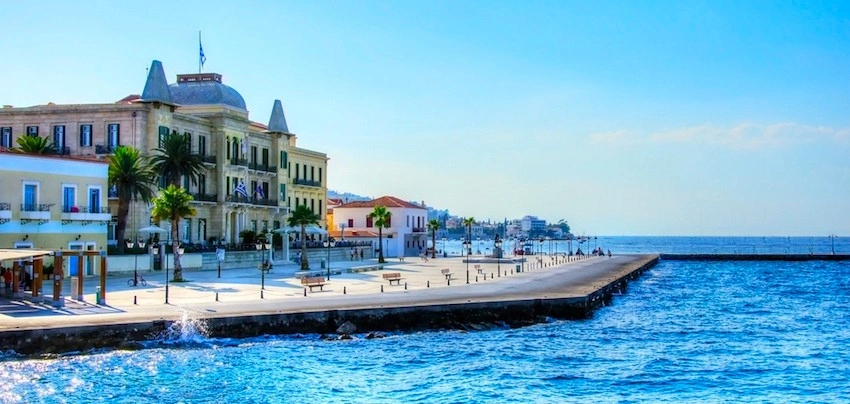 Il lungomare dell'isola di Spetses