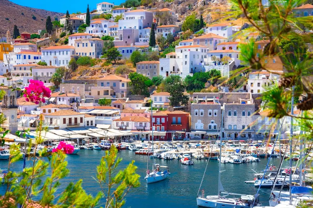 Le case colorate intorno al Porto di Hydra dove parte il catamarano per Pireo