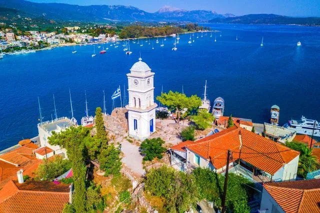 Poros, l'iconica torre dell'orologio, uno dei segni archiettonici più conosciuti dell'isola