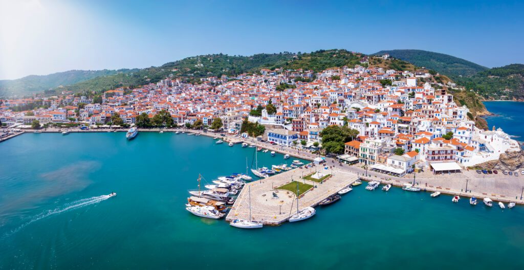 Vista aerea della splendida città e del porto dell'isola di Skopelos