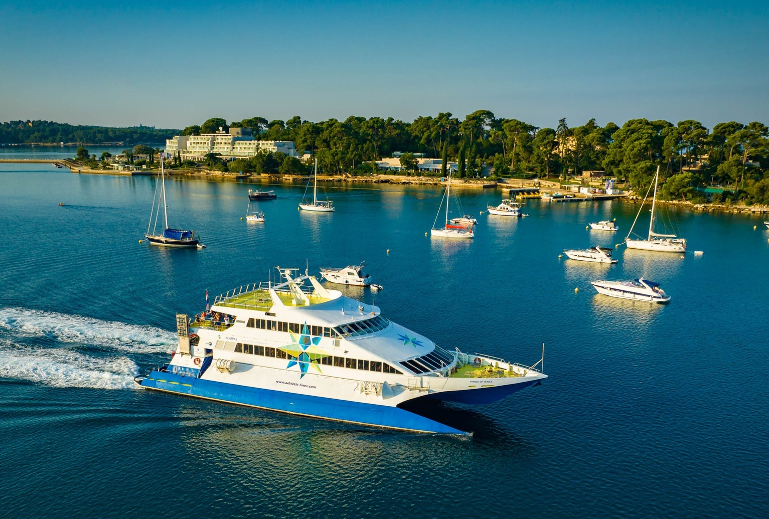 Il moderno catamarano Prince of Venice nella baia di Parenzo, sulla costa istriana