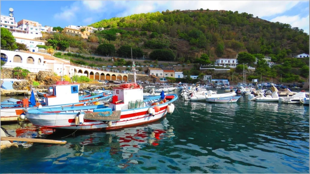 Il porticciolo turistico e la costa rocciosa di Ustica